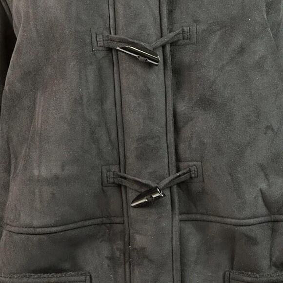 Cozy black faux suede toggle coat with soft sherpa fleece lining and trim - Picture 6 of 8